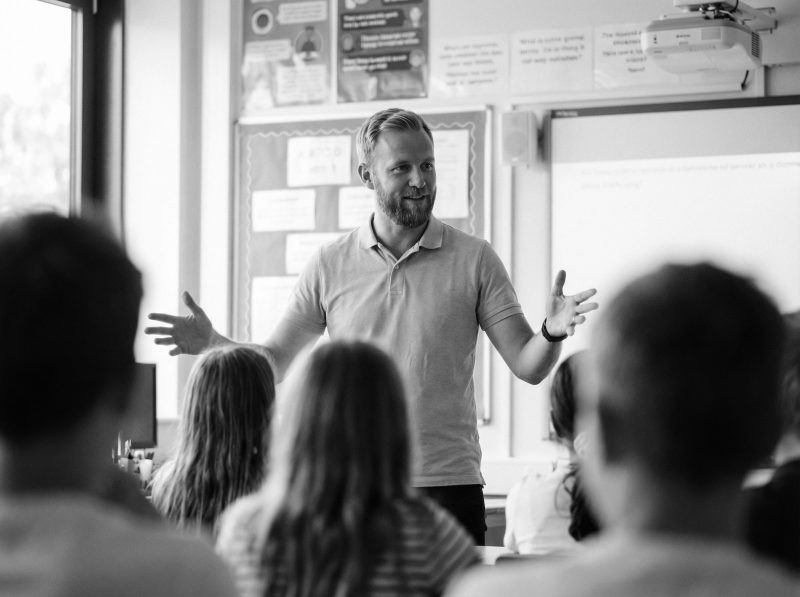 Manlig lärare undervisar elever Manlig lärare undervisar elever