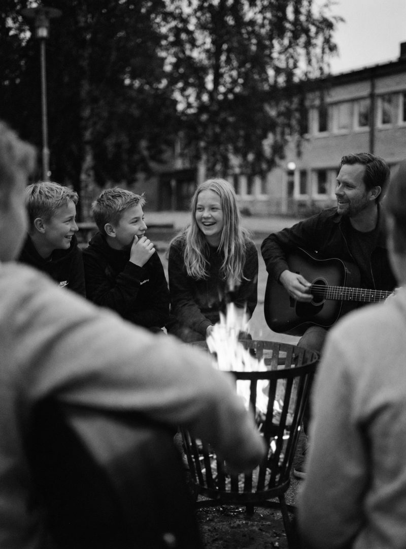Musiklärare och elever har lektion ute på skolgården Musiklärare och elever har lektion ute på skolgården