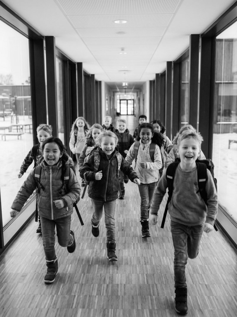 Glada barn springer i korridor Glada barn springer i korridor