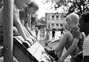 Fyra pojkar i klätterställningen