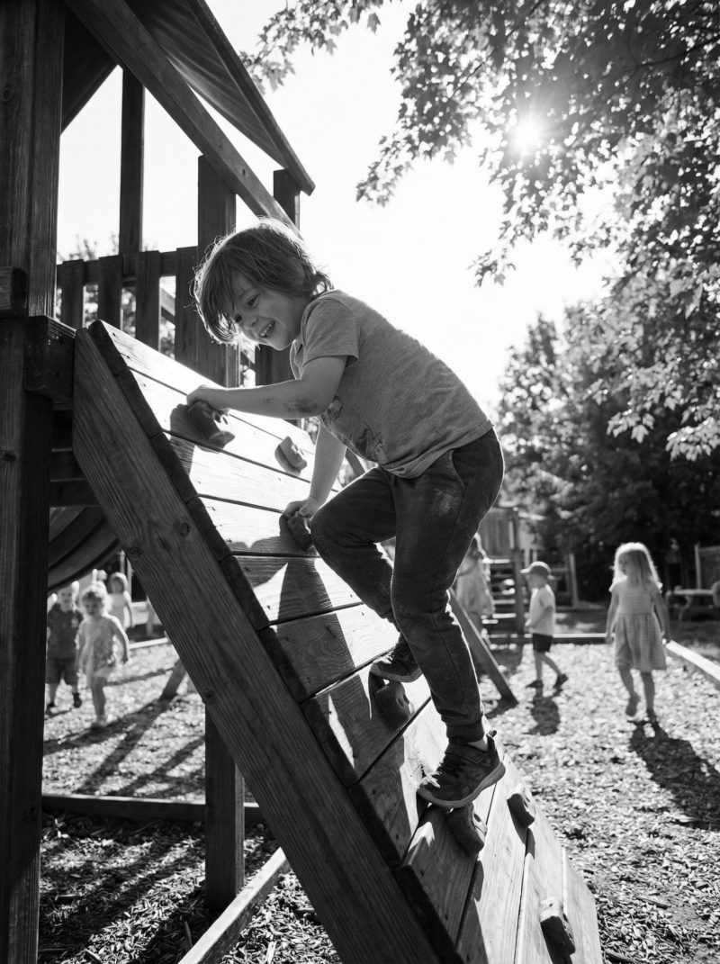 Pojke i klätterställning