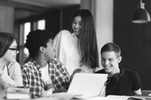 Högstadiestudenter hjälps åt med skolarbete på lektionen