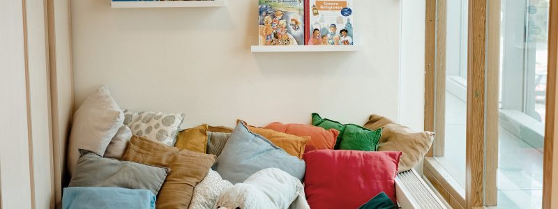 Läshörna i förskola med madrass, bokhylla och gosedjur