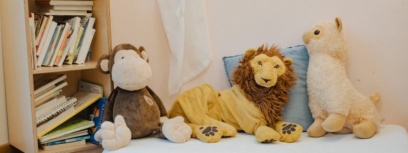 Läshörna i förskola med madrass, bokhylla och gosedjur