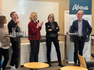 Maja Sjögren i en panel.